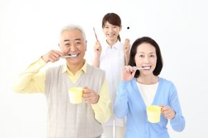 インプラント術後、歯磨きのケアをしている老夫婦